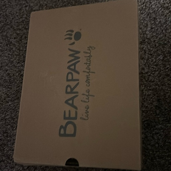 NWT* Bearpaw kids slippers size 2(y) - Picture 2 of 5